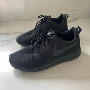 Nike Roshe's black size 8 perfect condition
